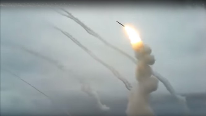 Lực lượng phòng không Nga tiến hành phóng loạt tên lửa S-300 trên thao trường dãy núi Ashuluk. - ảnh video Bộ quốc phòng Nga