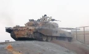 Xe tăng quân đội Syria tiến công trên chiến trường Mayadeen - ảnh Dailymail