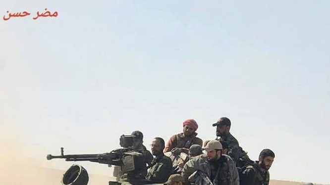 Xe tăng quân đội Syria trên chiến trường vùng sa mạc tỉnh Hama - ảnh Masdar News