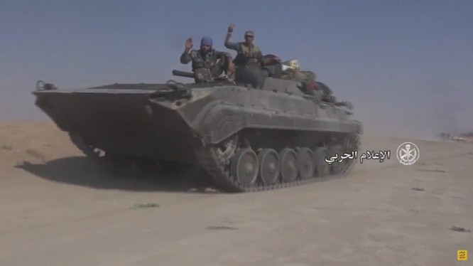 Xe thiết giáp quân đội Syria tiến công trên bờ đông sông Euphrates - ảnh video truyền thông quân đội Syria