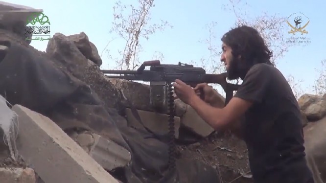 Một chiến binh thánh chiến thuộc tổ chức Ahrar Al-Sham, nhóm thánh chiến lớn thứ 2 sau FSA tấn công trên địa phận tỉnh Homs - ảnh video đối lập