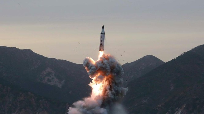 Bắc Triều Tiên phóng tên lửa thử nghiệm từ tàu ngầm - ảnh DongA Ilbo