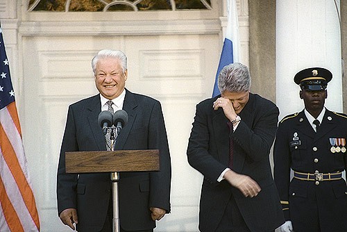 Boris Yeltsin và Bill Clinton trong một cuộc họp báo ở Washington - ảnh ITAR-TASS
