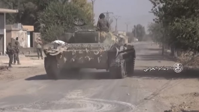 Xe tăng quân đội Syria tiến công trên hướng đông nam thành phố Mayadeen - ảnh minh họa Masdar News