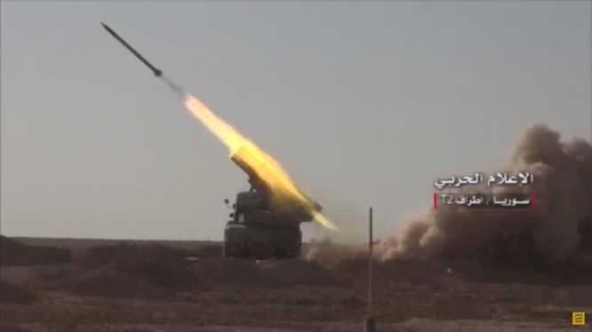 Pháo phản lực Grad tập kích vào căn cứ quân sự T-2 Deir Ezzor - ảnh video Hezbollah