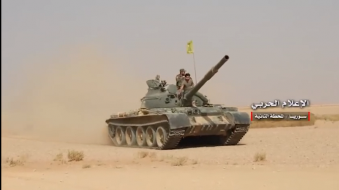 Xe tăng lực lượng Hezbollah trên chiến trường sa mạc Deir Ezzor - ảnh minh họa Masdar News