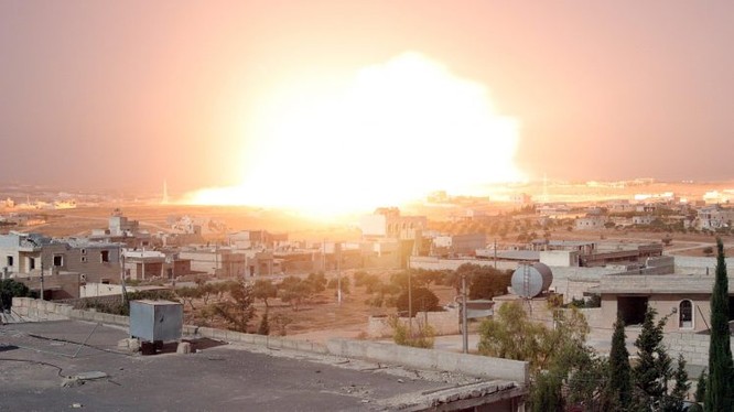 Anh chụp vụ sử dụng bom nhiệt áp chống Al-Qaeda Syria trên chiến trường Hama của truyền thông "đối lập" Syria