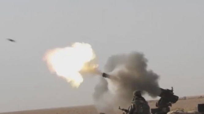 Quân đội Syria pháo kích vào các tay súng khủng bố trên chiến trường căn cứ quân sự T-2 - ảnh video Hezbollah