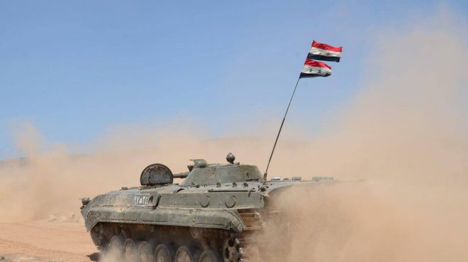 Xe thiết giáp BMP-1 quân đội Syria tiến công trên chiến trường Hama - ảnh minh họa Masdar News