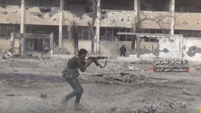Binh sĩ quân đội Syria giao chiến ác liệt với IS trên đường phố Deir Ezzor - ảnh minh họa video Masdar News