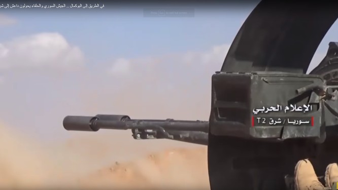 Quân đội Syria đánh trả cuộc tấn công của IS trên chiến trường Mayadeen - ảnh video truyền thông Hezbollah