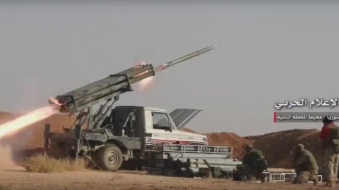 Pháo binh tên lửa quân đội Syria tấn công IS ở Deir Ezzor