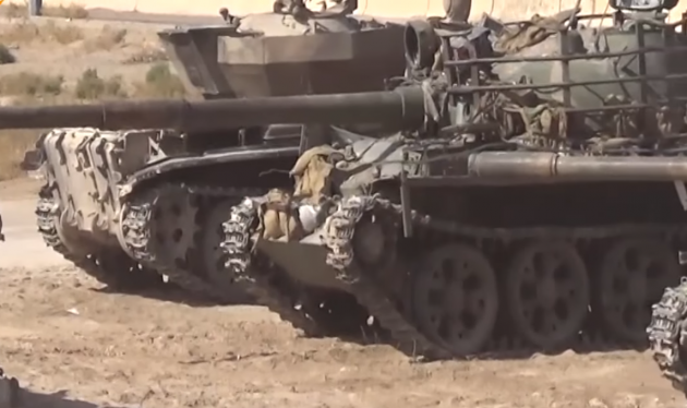Xe tăng của IS bị quân đội Syria thu chiến lợi phẩm - ảnh video Sputnik