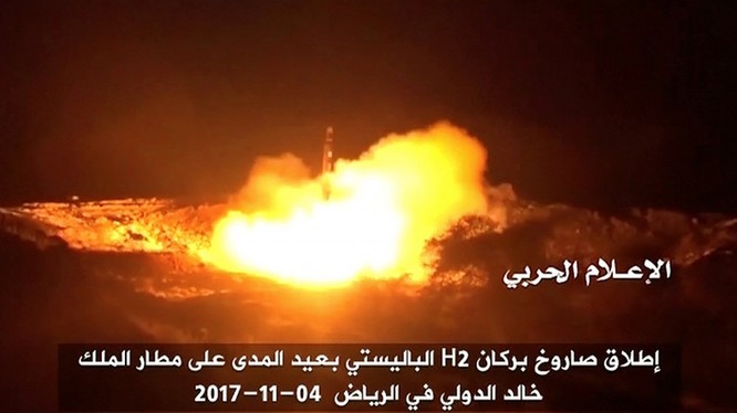 Lực lượng Houthi phóng tên lửa đạn đạo vào sân bay King Khalid gần thủ đô của Saudi, Riyadh - ảnh video lực lượng Houthi