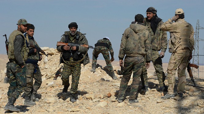 Binh sĩ lực lượng vũ trang địa phương NDF trên chiến trường miền bắc tỉnh Hama