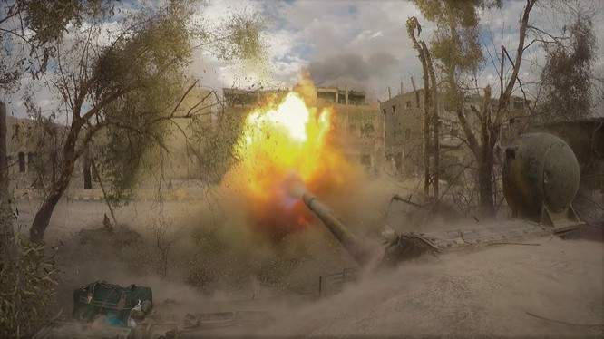 Xe tăng quân đội Syria tiến công trên chiến trường Deir Ezzor - ảnh video ANNANews