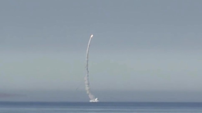 Tàu ngầm Nga phóng tên lửa Kalibr trên biển Địa Trung Hải - ảnh minh họa video RT