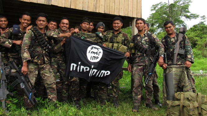 Binh sĩ Philippines với cờ của IS, quay ngược xuống dưới sau khi giải phóng hoàn toàn Marawi