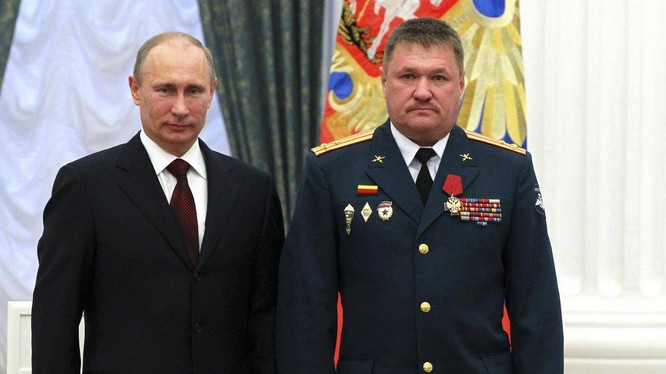 Trung tướng Valery Asapov và tổng thống Nga V.Putin - ảnh Bộ quốc phòng Nga