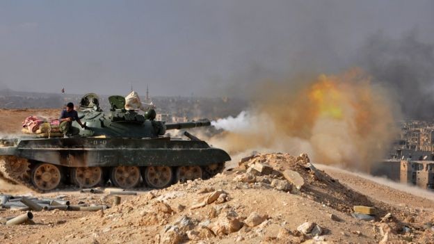 Xe tăng quân đội Syria chiến đấu trên chiến trường sa mạc Deir Ezzor - ảnh minh họa South Front