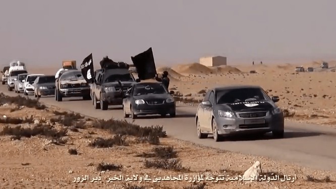 Đoàn xe lực lượng khủng bố IS trên chiến trường Raqqa - ảnh BBC News