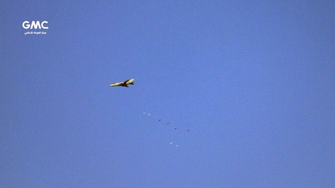 Máy bay ném bom Su-22 Syria không kích khu vực Đông Ghouta - ảnh Masdar News