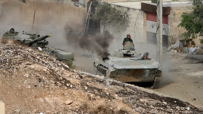 Tăng, thiết giáp quân đội Syria tiến công trên vùng Đông Ghouta - ảnh Masdar News