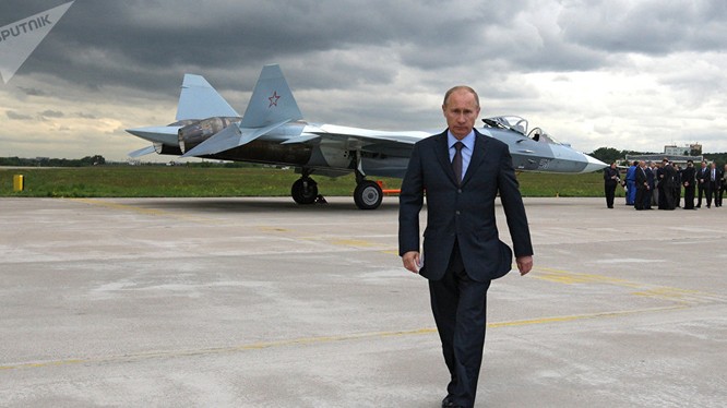 Tổng thống Nga V.Putin kiểm tra chiếc Su-57 (T-50) khi đang đương nhiệm thủ tướng Nga - ảnh Sputnik