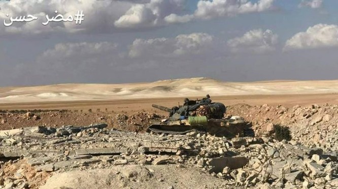 Xe tăng quân đội Syria trên chiến trường miền bắc Hama - ảnh video Ruptly