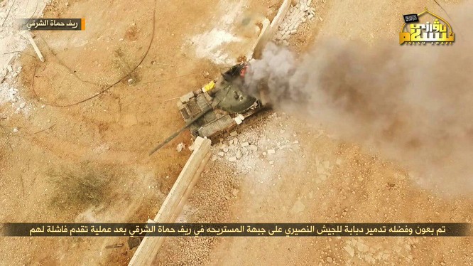 Chiếc xe tăng T-62 quân đội Syria bị trúng mìn trên chiến trường Hama - ảnh lực lượng "đối lập" đảng Hồi giáo Turkistan