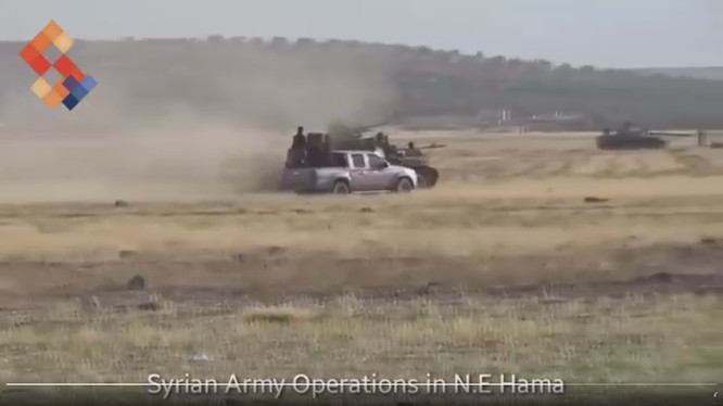 Một đơn vị quân đội Syria tiến công trên chiến trường đông bắc Hama - ảnh minh họa video Syrian Digital Media‏