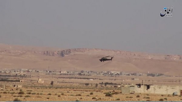 Trực thăng tấn công Mi-28N trên chiến trường Palmyra - ảnh video trang Amaq của IS