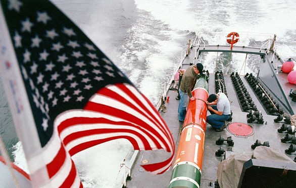 Các nhân viên kỹ thuật Mỹ đang bảo dưỡng một ngư lôi MK-48 - ảnh Hải quân Mỹ