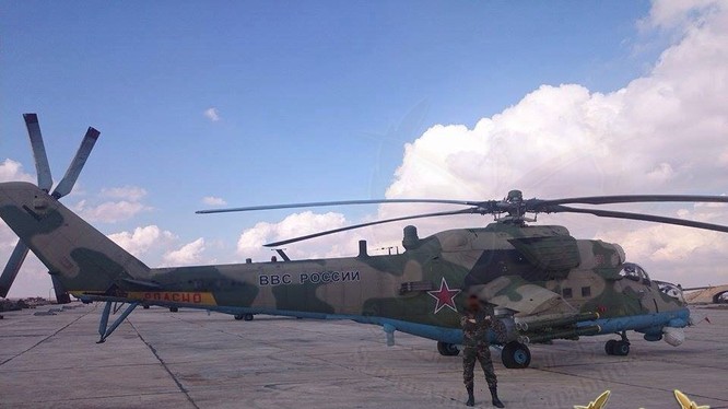 Máy bay trực thăng chiến đấu Nga trên sân bay quân sự Syria - ảnh Muraselon