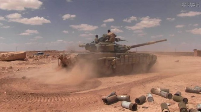 Xe tăng quân đội Syria tiến công trên chiến trường Idlib - ảnh Masdar News