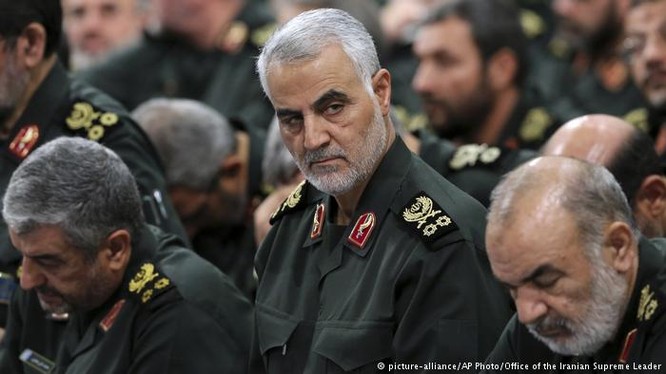 Thiếu tướng Qassem Soleimani, tư lệnh trường lực lượng Vệ binh Cách mạng Hồi giáo Iran sẽ chỉ huy chiến dịch tấn công trên sa mạc tỉnh Homs - ảnh South Front