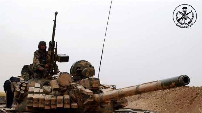 Xe tăng lữ đoàn 42 thuộc sư đoàn cơ giới số 4 trên chiến trường Đông Ghouta, ảnh Masdar News