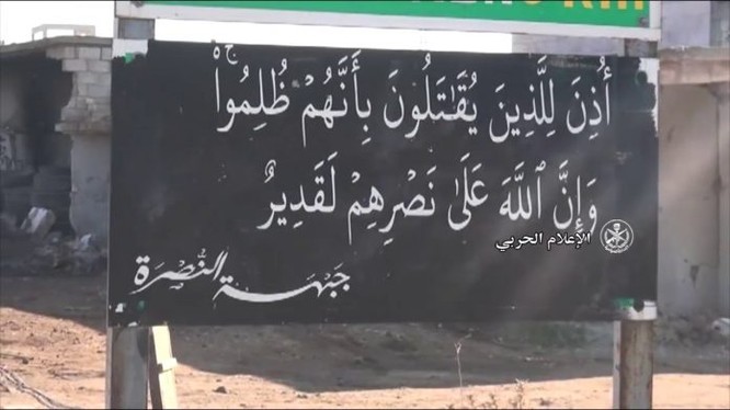 Một tấm bảng viết khẩu hiệu Hồi giáo cực đoan trong thị trấn Sinjar vừa giải phóng - ảnh Masdar News