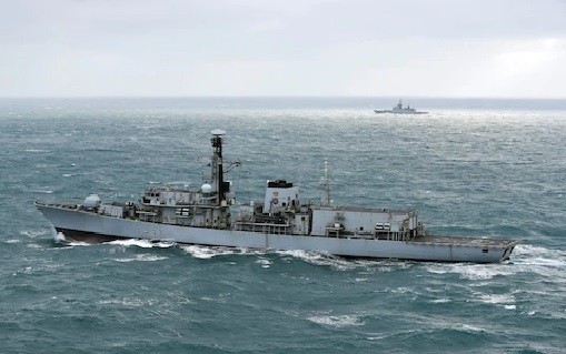 Khu trục hạm HMS Westminster Hải quân Hoàng gia Anh đang theo dõi chiến hạm Nga trên eo biển English Channel - ảnh minh họa video