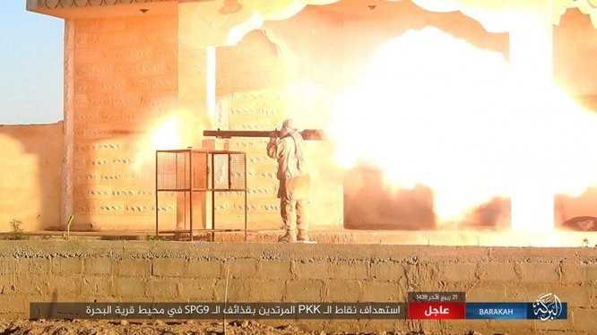 Một chiến binh IS đang bắn pháo không giật trong một ngôi làng ở Deir Ezzor