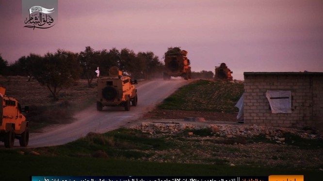 Đoàn xe thiết giáp do Thổ Nhĩ Kỳ cung cấp cho phiến quân tiến về chiến tuyến quân đội Syria ở Idlib - ảnh trang Iba'a của HTS