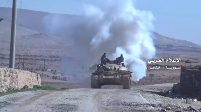 Xe tăng quân đội Syria tiến công trên đường về Idlib - ảnh minh họa video Hezbollah