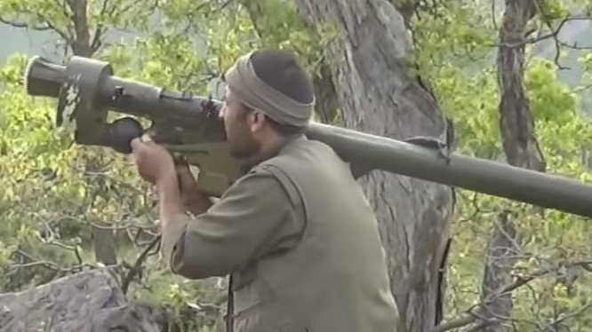Một chiến binh Đảng lao động người Kurd PKK sử dụng tên lửa MANPAD ở Thổ Nhĩ Kỳ - ảnh South Front