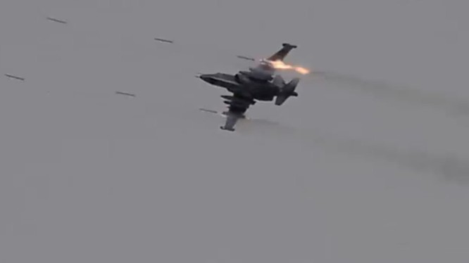 Một máy bay Su-25 "Con quả" phóng rocket trên chiến trường Idlib - ảnh minh họa Muraselon