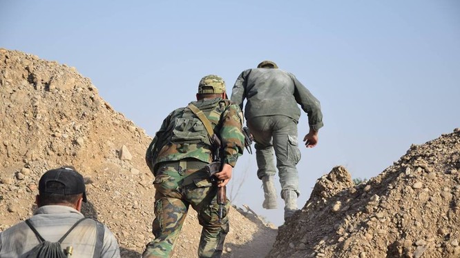 Binh sĩ quân đội Syria tiến công trên chiến trường Đông Ghouta - ảnh minh họa Masdar News