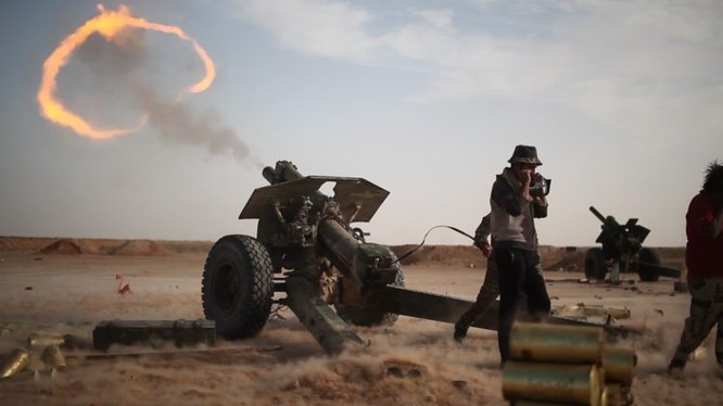 Pháo binh quân đội Syria tập kích vào các nhóm chiến binh IS trên chiến trường Deir Ezzor