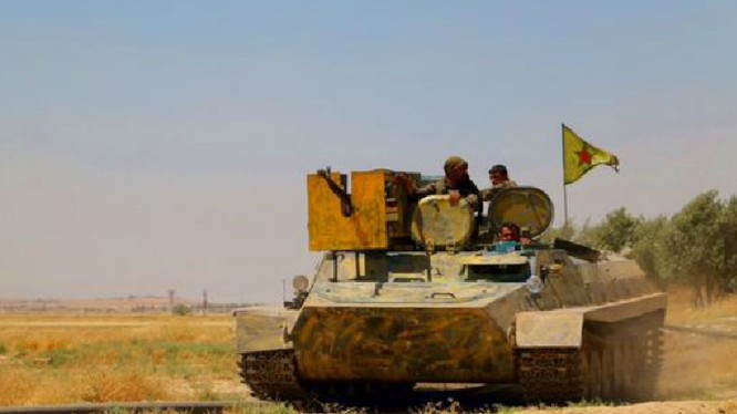 Các chiến binh người Kurd trên xe thiết giáp ở Afrin. Ảnh minh họa Masdar News