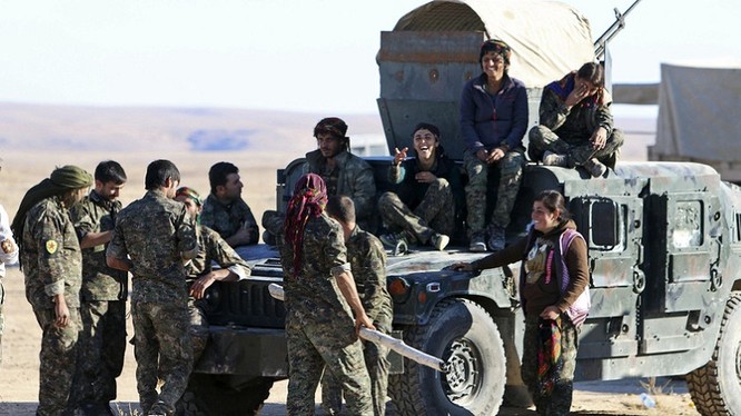 Một đơn vị dân quân người Kurd YPG với xe cơ giới Mỹ - ảnh minh họa Masdar News