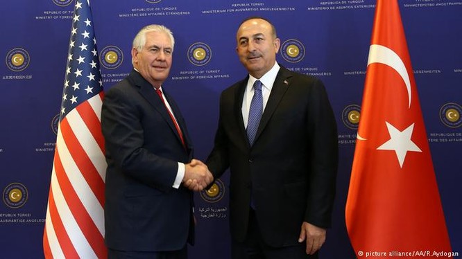Ngoại trưởng Mỹ, ông Tillerson và ngoại trường Thổ Nhĩ Kỳ, ông Cavusoglu. Ảnh minh họa South Front