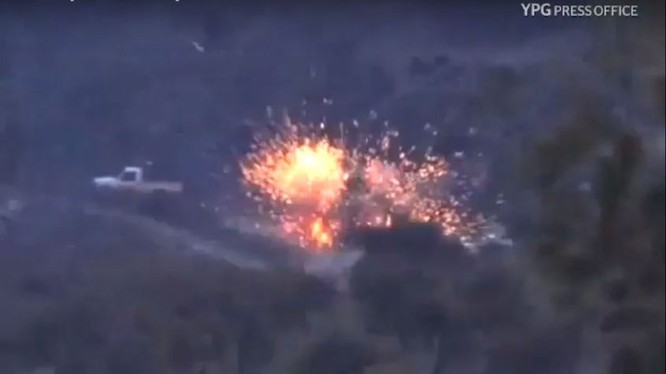 Lực lượng dân quân người Kurd phá hủy 1 xe cơ giới của phiến quân FSA - ảnh minh họa video